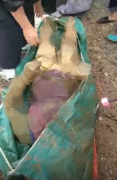 早上7点,有人在在涵洞隧道正中段,打捞出一具小小软软的男孩遗体,那正是老陈6岁的小儿子陈昌硕,身体蜷缩,衣服已经被泥浆穿透,辨不出颜色。2个半小时后,隧道靠近贵昆路这边,人们发现了母亲张春蕊,她漂在浑浊的积水上面,一动不动,光着脚,不知道鞋子去了哪里。手弯曲朝上,紧紧握着双拳,家人一看到,就泪崩了。