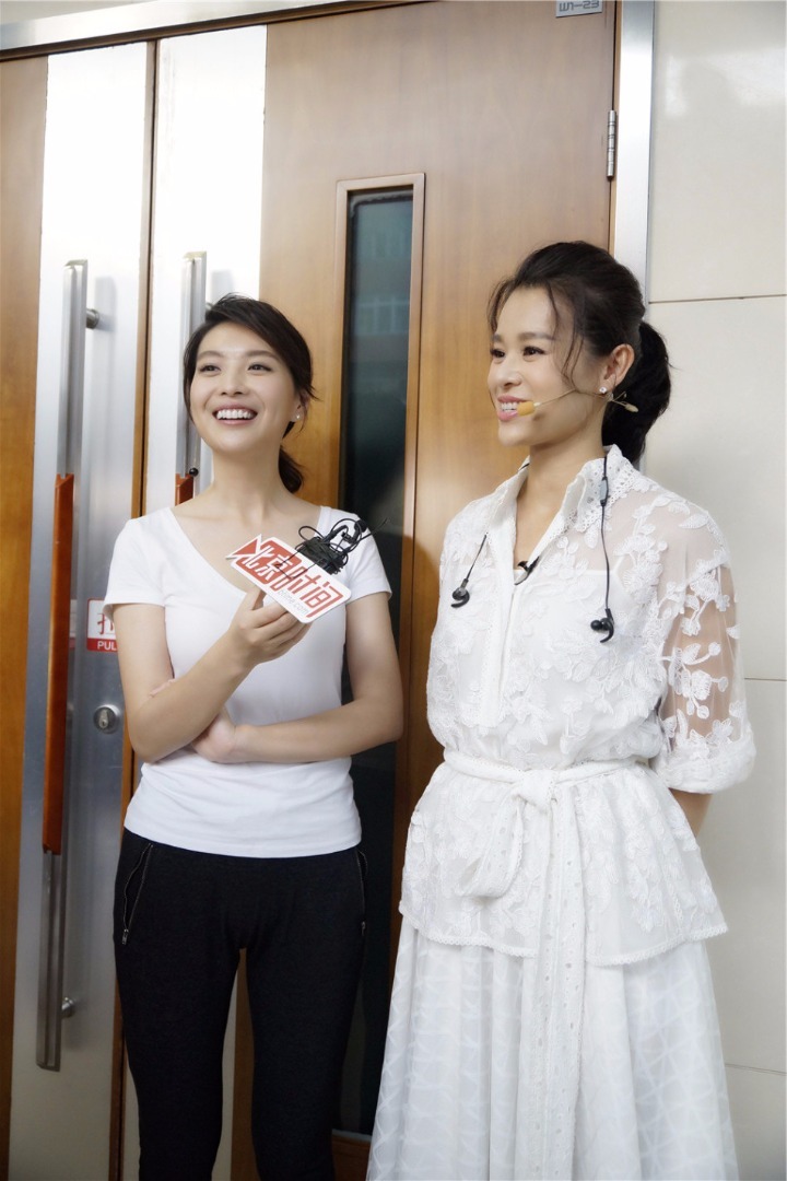 栗坤采访胡杏儿。