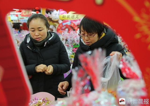 买糖果,过新年!孩子们快乐迎新年 买糖果,过新年!孩子们快乐迎新年