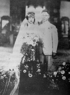 1931年暑假老舍回北平与胡絜青结婚，这是当时的结婚照。半个月后，老舍带着新婚的妻子返回济南，住在济南南新街54号（现58号），在此处住了三年，业余创作了《猫城记》、《离婚》、《牛天赐传》，并结集出版了短篇小说集《赶集》。