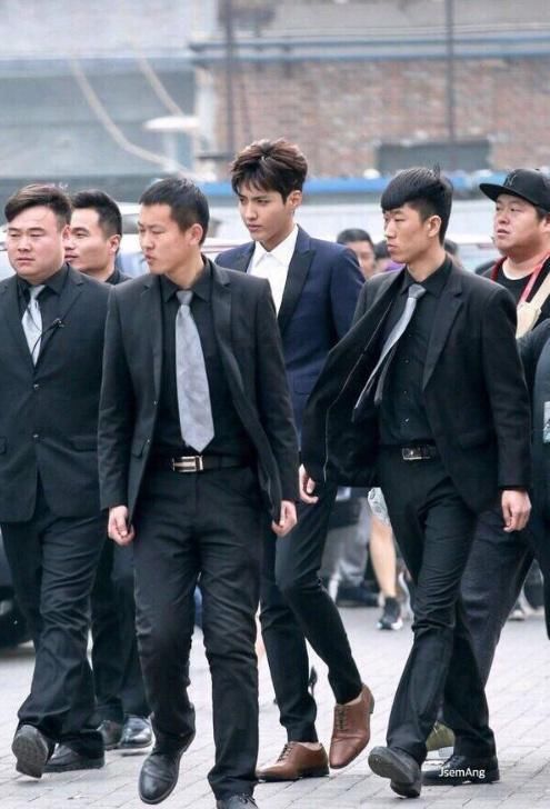 吴亦凡,天哪!都说凡凡不上镜,这回我真的信了!随手一拍都这么帅