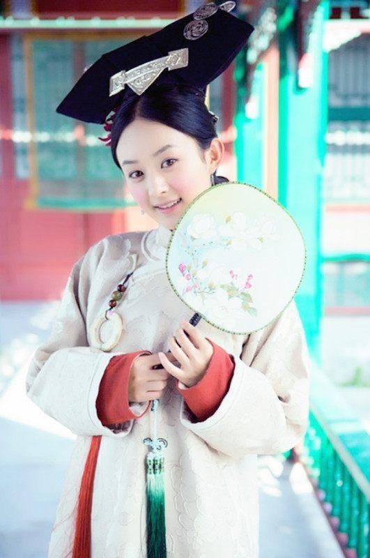 古装剧手拿团扇,赵丽颖娇羞似花,景甜红妆惊艳