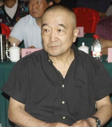 李彧作为星二代,虽然多年来并未出名,但他工作敬业,对家庭负责这两点