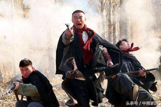 外公当年做土匪,手打双枪,但一身正气,是我们的骄傲