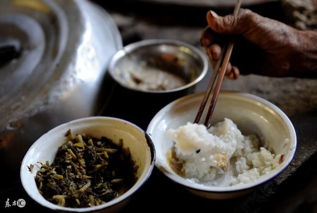 婆婆说:当年我们结婚根本不要彩礼,半年后我她哭着求我收下十万