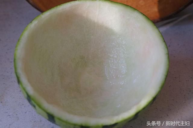 凉拌青瓜吃的多了,口感爽脆的凉拌西瓜皮你吃过吗?
