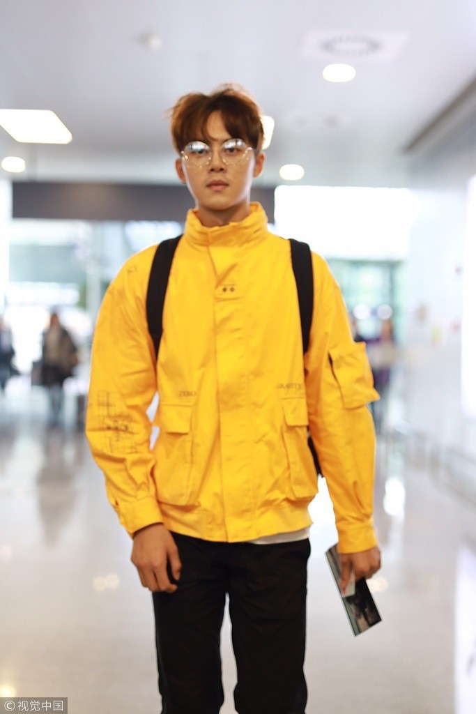 阚清子小男友谢彬彬发型凌乱似鸟窝 素颜更显嫩眼神呆滞无形象