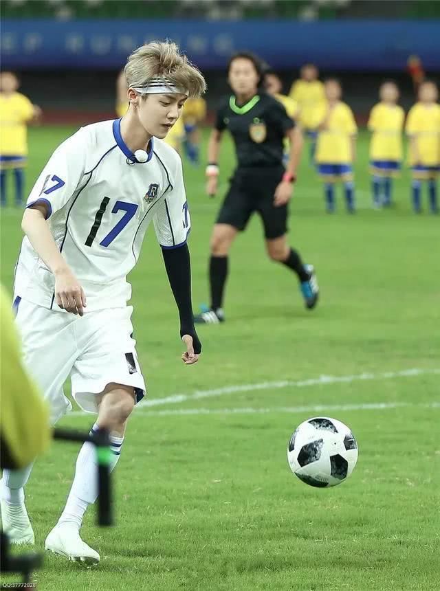 鹿晗的偶像C罗回家,李易峰的最爱梅西出局,这