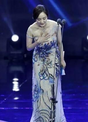 杨幂为什么总捂胸?图一网友眼神亮了,最后一图