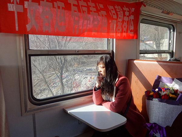 生芝渠线路工区工长杨启的妻子乘坐7005次旅客列车前往丈夫的工区.