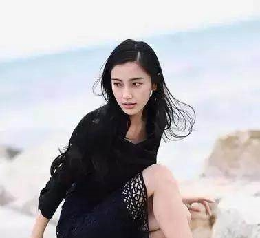 女明星穿高跟鞋,徐璐像在踩高跷,佟丽娅鞋跟都