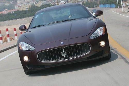 女司机开新车上街这样认车标,旁边老公不淡定了!