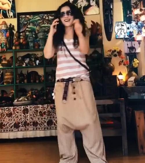 抖音惊现网红小姐姐穿奇葩裤子,这裤裆低到无