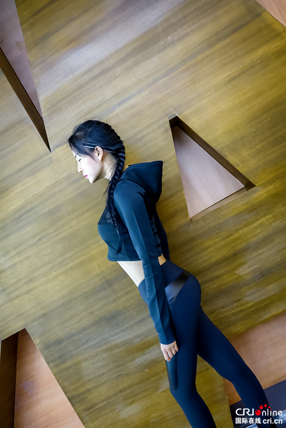 《功夫瑜伽》女主母其弥雅腹肌撩人 s型前凸后翘