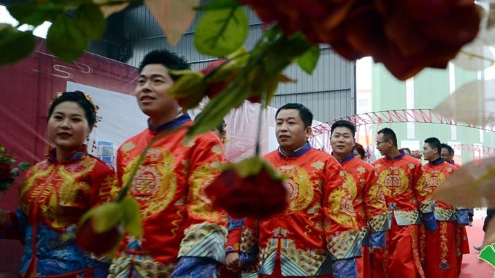 工地钢筋棚成结婚礼堂 15对新人坐着高铁去结婚