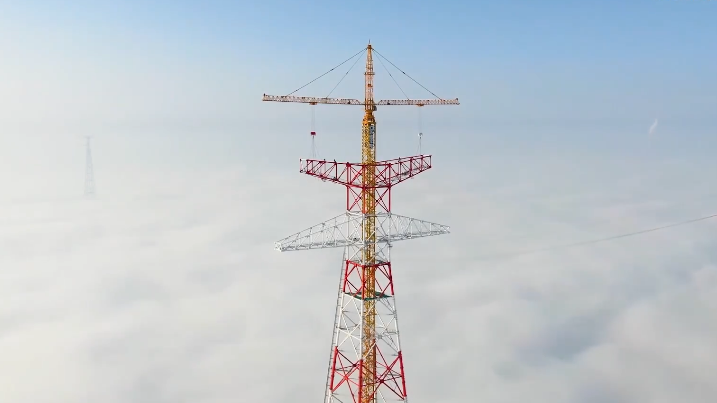 俯瞰最壮丽的景色，仰视最美的劳动者！无人机视角看电力工人云端作业