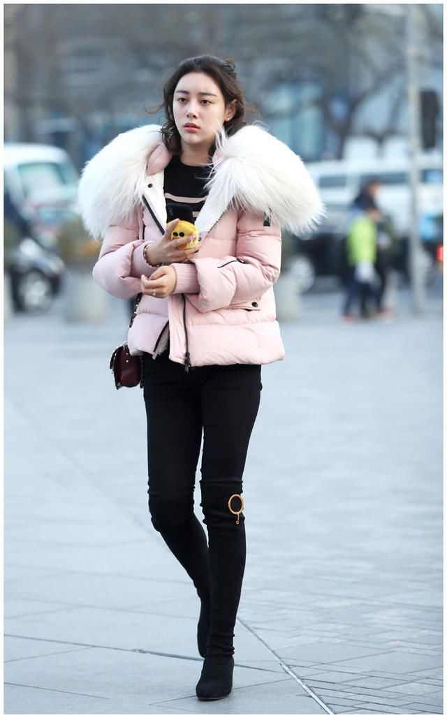 街拍:黑色紧身裤+粉色棉衣的美女,简约自然的