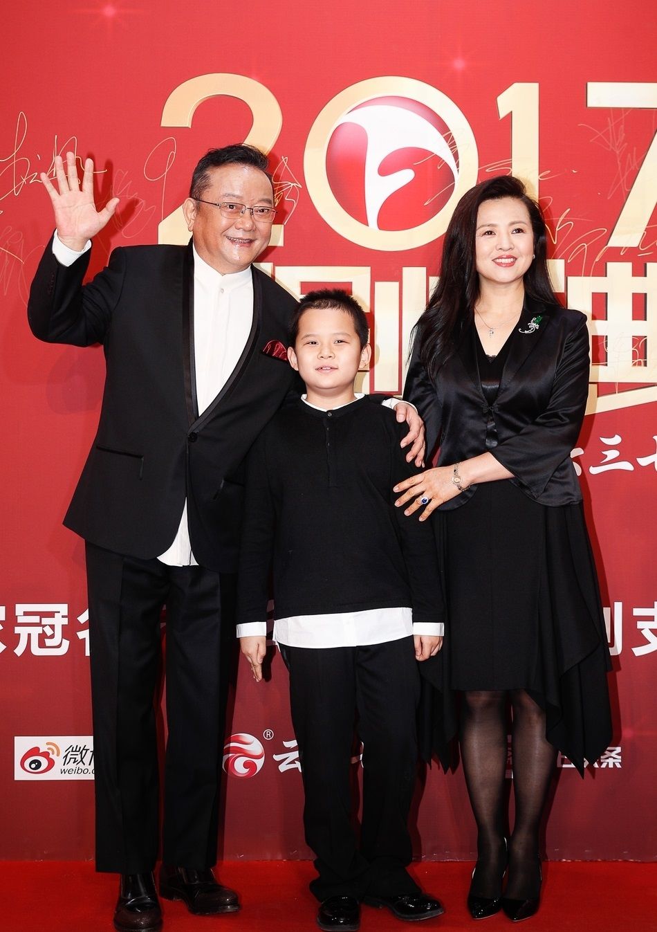 王刚过生日,老来得子的和大人儿子孙女儿傻傻分不清