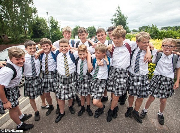 英国中学不准穿短裤上学 于是50名男生改穿女裙了