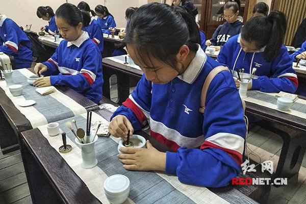 雅礼实验中学学子体验香道:愿做非物质文化遗产的传播者