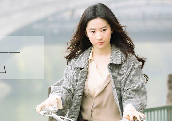6、刘亦菲
美国国籍，原籍湖北武汉。美人在骨不在皮，尽管年龄上涨，最近几年频频爆出刘亦菲黑照，但是仙女之姿依然是在的。小学转学去美国，因念书关系及待在美国时间较长，她妈便把她的国籍改为美国。