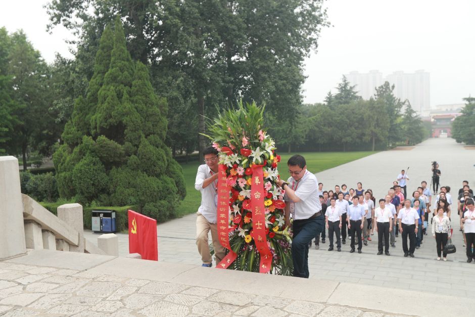 6月23日上午,在华东革命烈士陵园,搜狐网副总裁、总编辑、党委副书记陈朝华和凤凰网副总裁、总编辑、党支部书记邹明代表大家向革命烈士纪念塔敬献花篮。记者 王长坤 摄