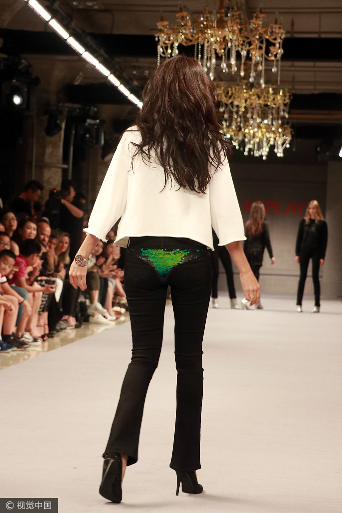 亮瞎!莫文蔚内裤外穿害羞摸翘臀秀好身材