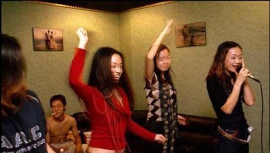 总的来说，陪酒小姐是个高风险、高付出、未必高回报的行当！你搭进去的有时候不只是健康、身体，经常就是还搭进去尊严、青春和一生的幸福。甚至还极有可能是白搭。所以对那些认为陪酒小姐可以快速挣钱还在蠢蠢欲动的孩子们来说，千万要谨慎啊！