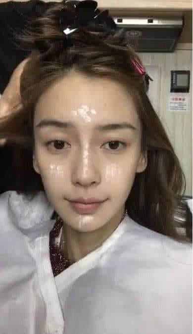 baby素颜直播化妆,粉底涂的太厚了,妆前妆后差