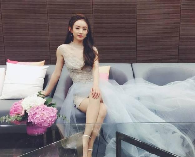 女明星坐姿:赵丽颖优雅,热巴很霸气,只有她像"土匪老大"!
