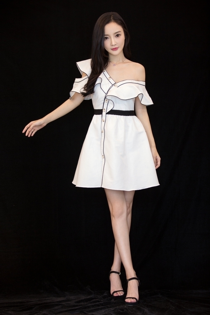 李小璐穿v领裙露香肩 卷发尽显妩媚妖娆