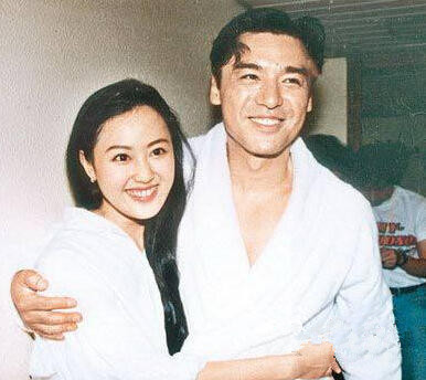 『钟镇涛：独自承担债务 宣布破产』钟镇涛和章小蕙也曾因争夺离婚财产而对簿公堂，离婚时二人欠债达到2.5亿港币，最终钟镇涛独自承担该笔债务，并宣布破产。