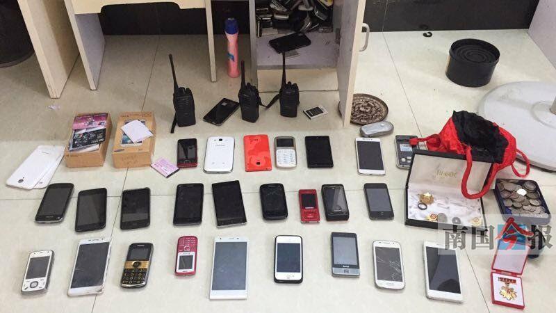 男子多次入室作案 偷来64部手机不销赃留着欣赏