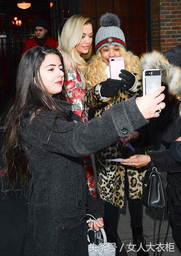 瑞塔奥拉凹凸身影穿着迷人的花衣服,绿色眼影