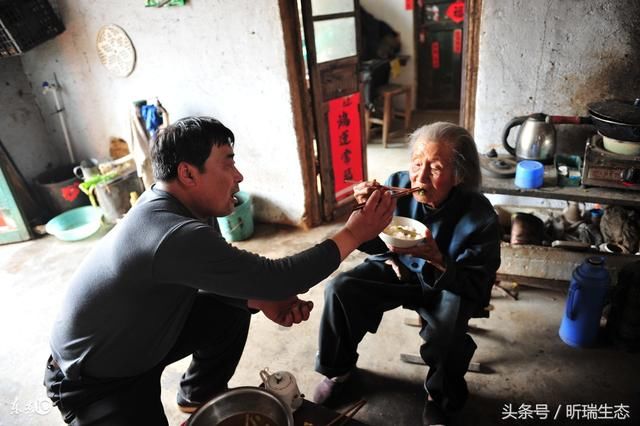 农村女儿出嫁后不继承父母财产,但要求儿女共