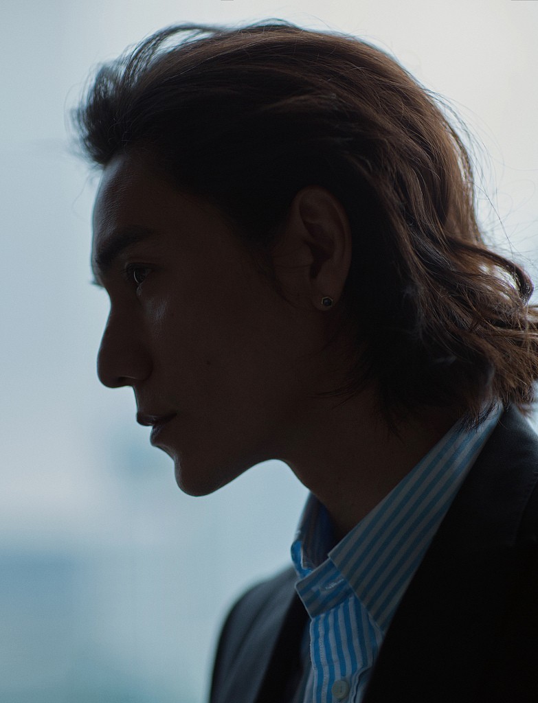 陈坤这是玩有颜任性? 个性逆光"黑脸"照依旧帅