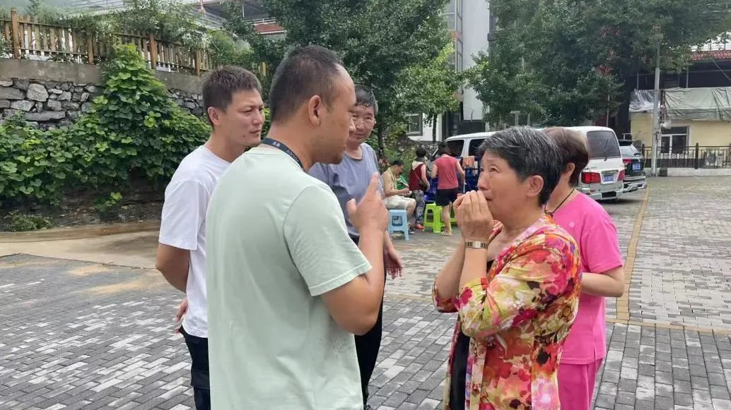 十渡镇干部守护因灾滞留“老年团” 游客直言：“幸亏他在身边！”