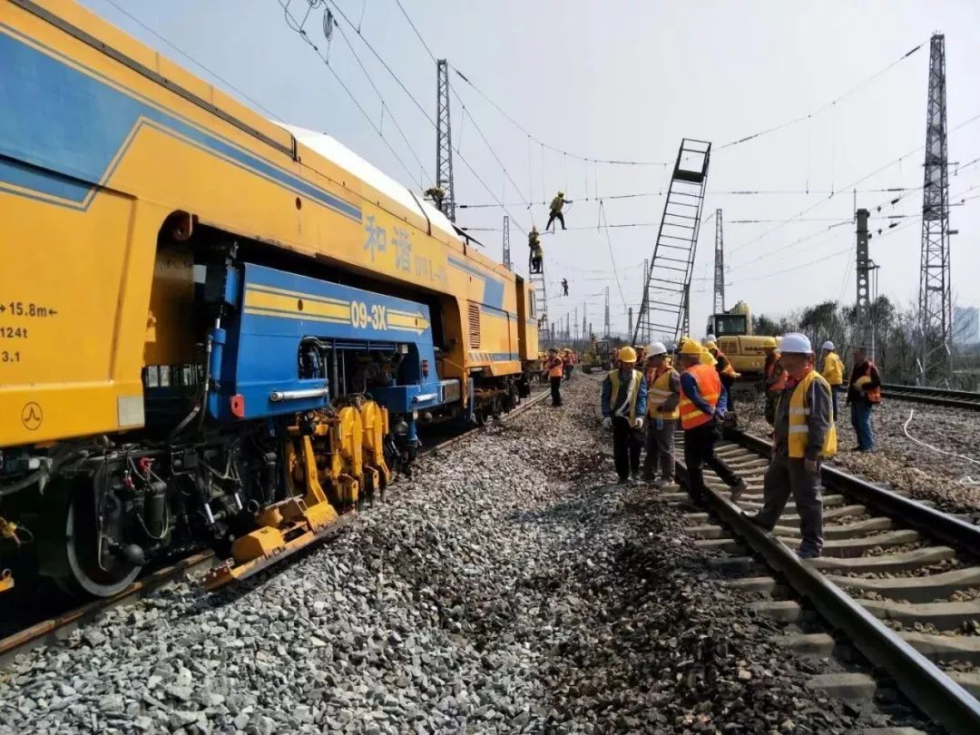 阜阳北站扩能工程完成首次拨接施工