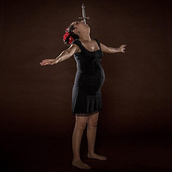 全球"彪悍"孕妇的疯狂之举 空中杂技都可以