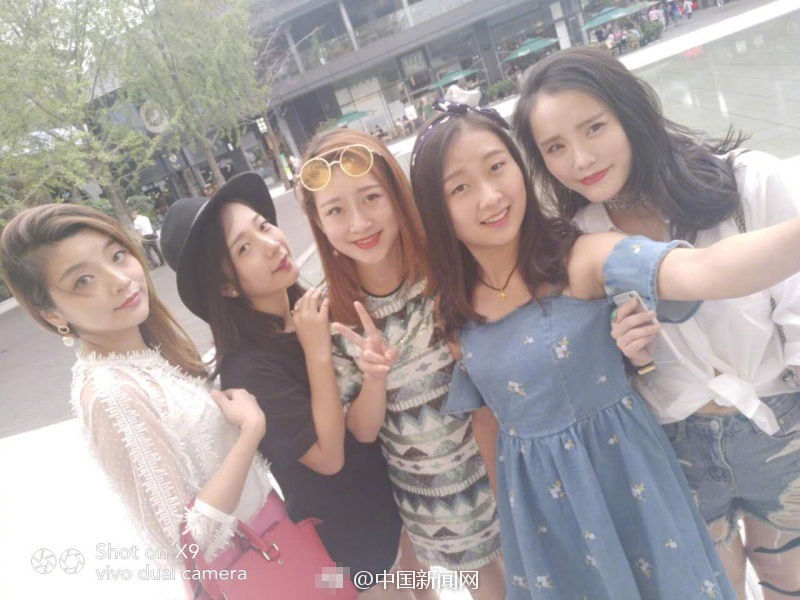 救回老人的五名护士：何思妍、唐婷婷、李蓓蕾、朱高敏、王琳（从左到右）。