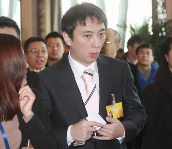 王思聪破产和新女友吃廉价麻辣烫,网友:你爹