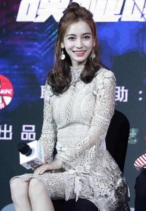 杨幂和Angelababy扎同款半丸子头发型,网友:两