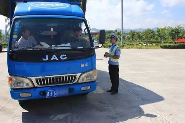 2018新交规来了,不熟悉这几条就开车,要吃大亏