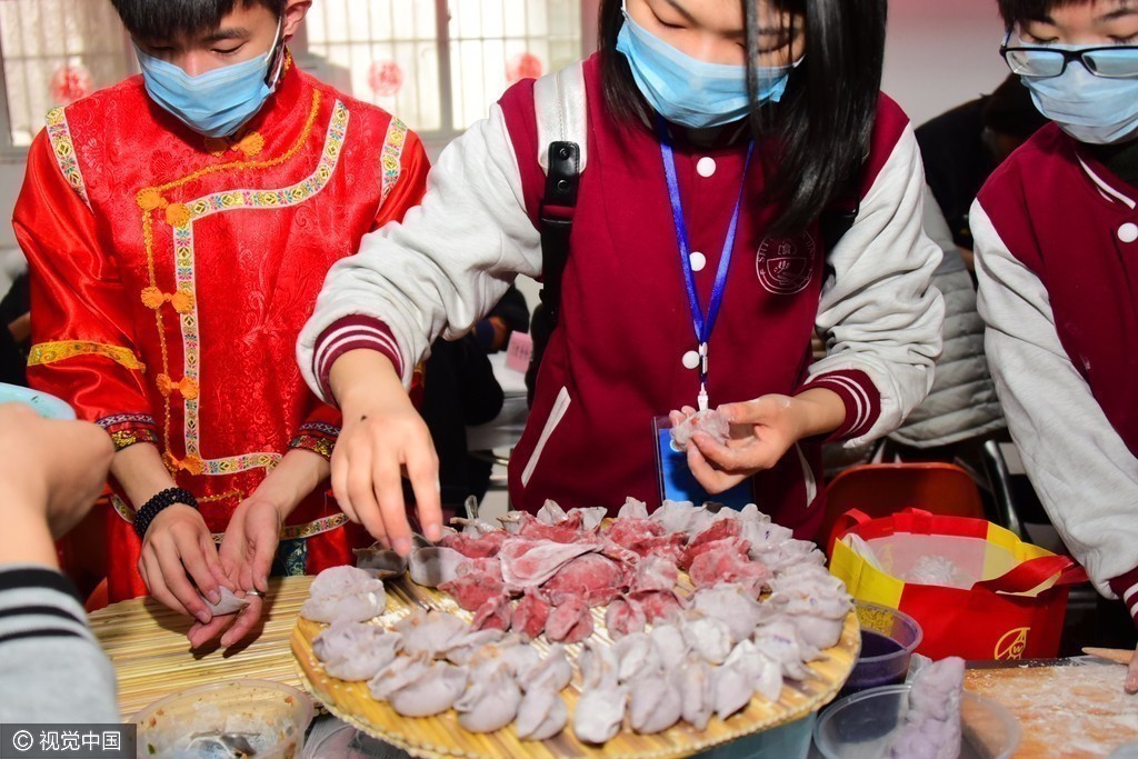 女大学生邀环卫工吃饺子 拼直径3米饺子福字