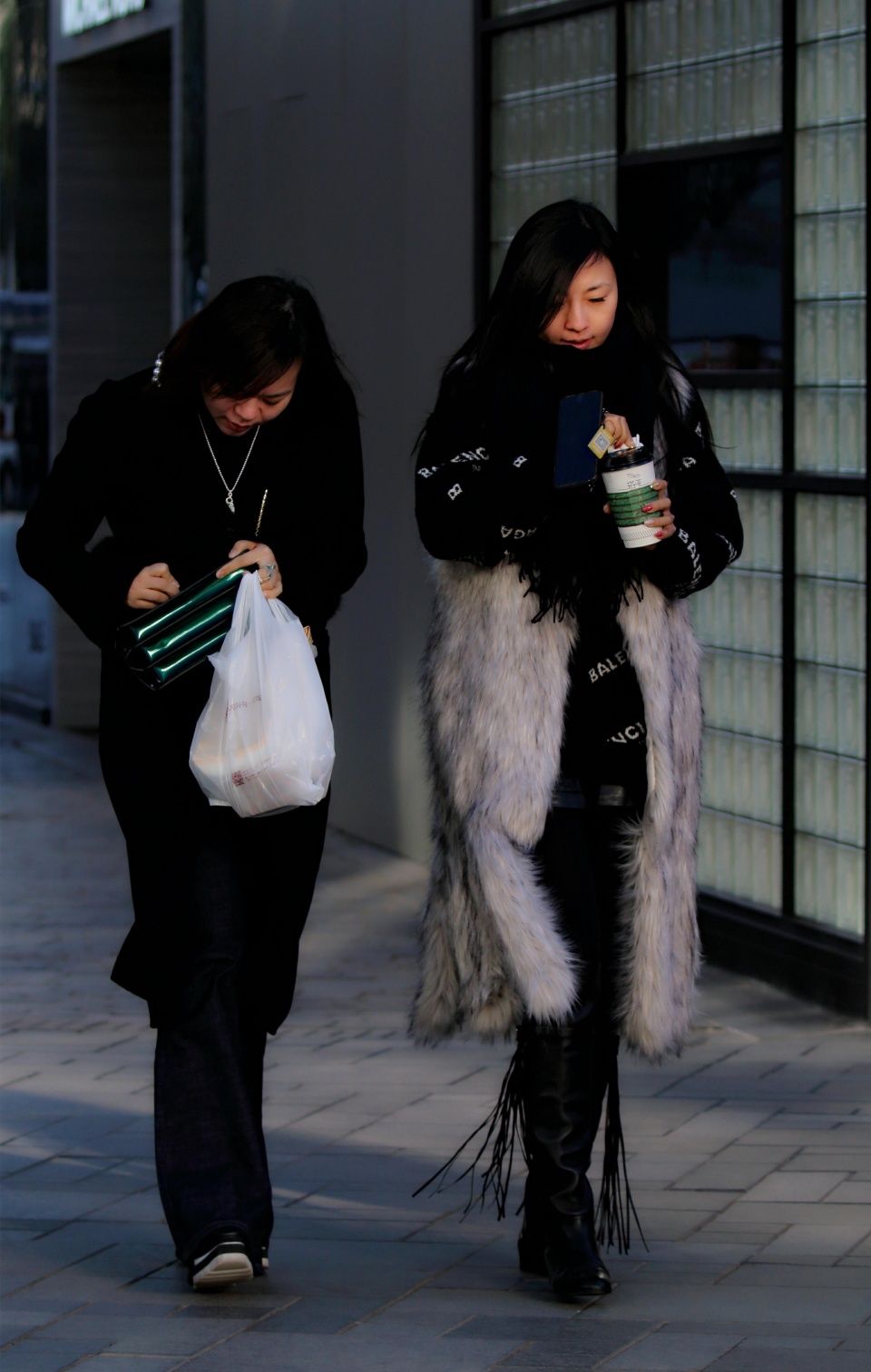 街拍:冬季逛街穿什么衣服才好?三里屯姑娘们给您带来小小启发