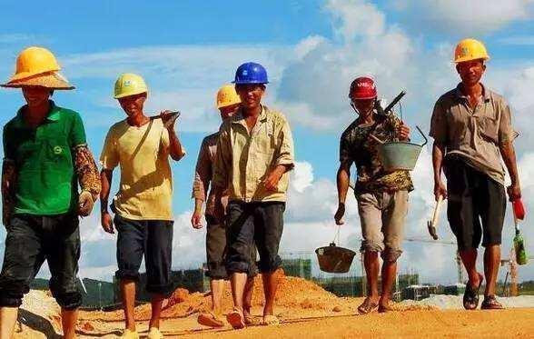 在工地打工一天能赚三四百,很多农民工为什么