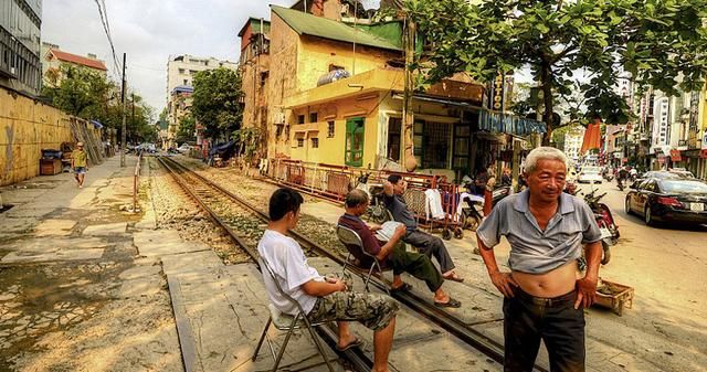 越南暴发户来中国游玩被震撼,不打算再回越南