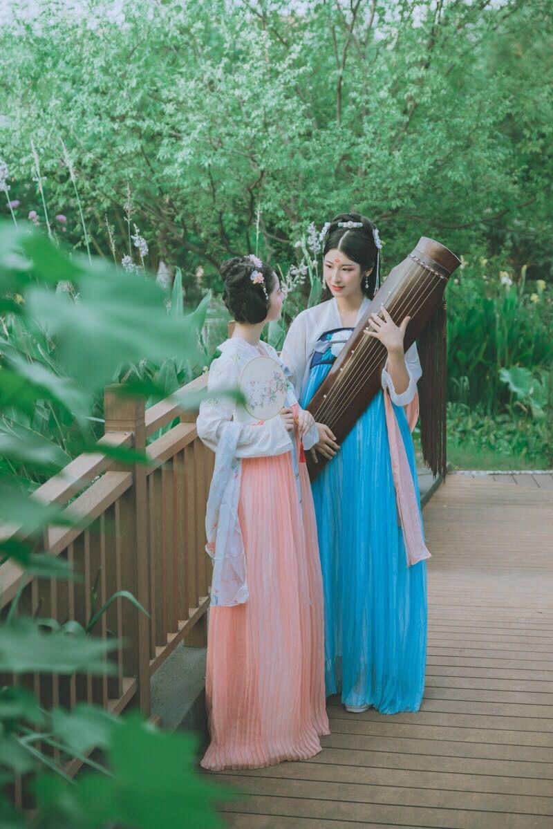 青绿拢成荫 夏蝉林语间 朝夕相与伴 轻笑雨纷纷