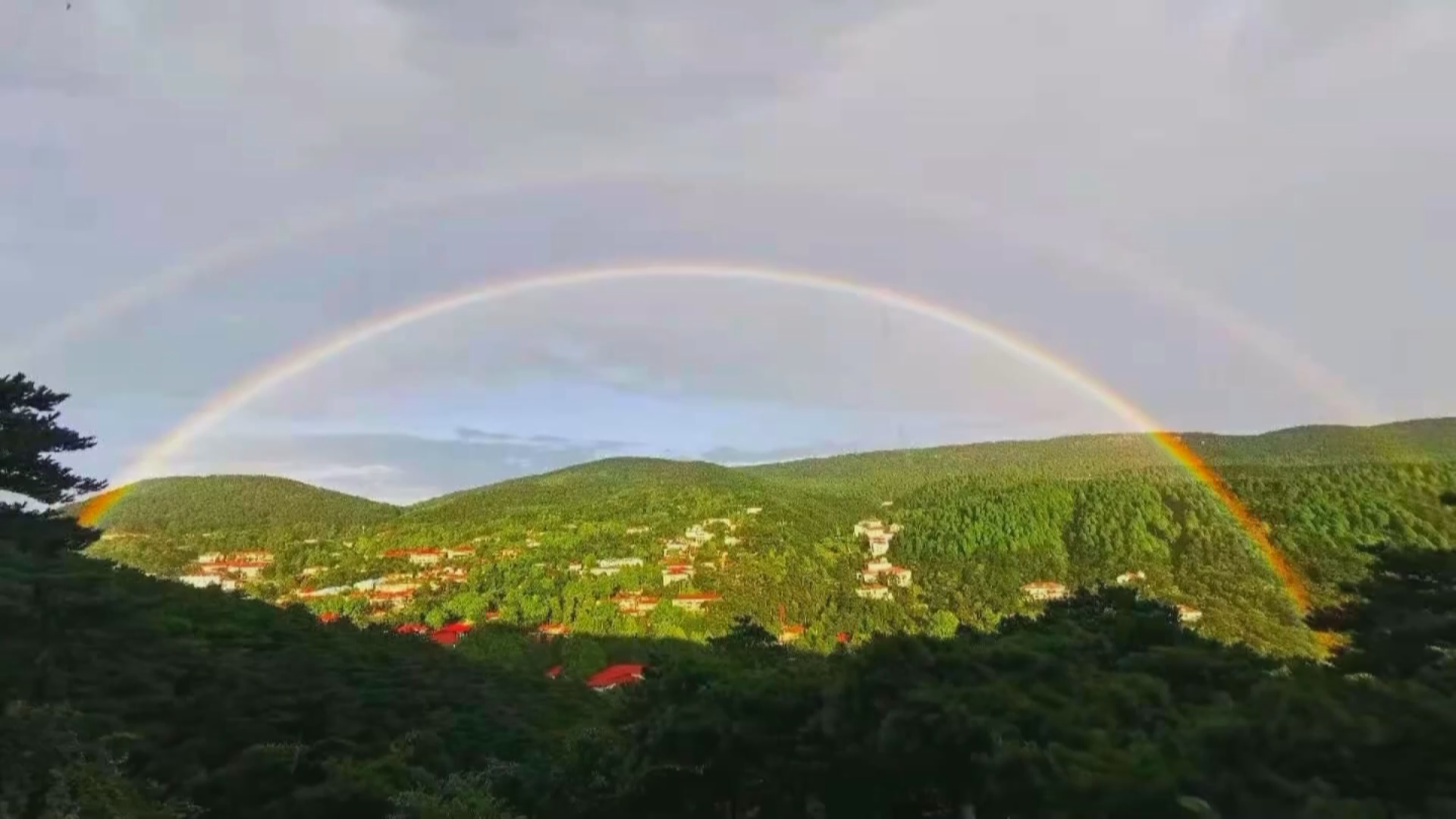 美爆 庐山新雨后双虹挂碧天 雪花新闻