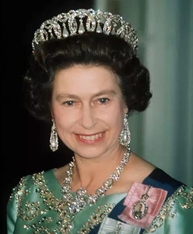 你以为女王的王冠就一顶,今天就带你来见识一下